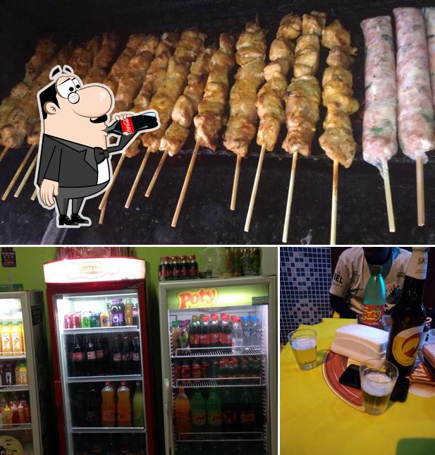 Esta é a foto apresentando bebida e comida no Espetaria do Ratinho