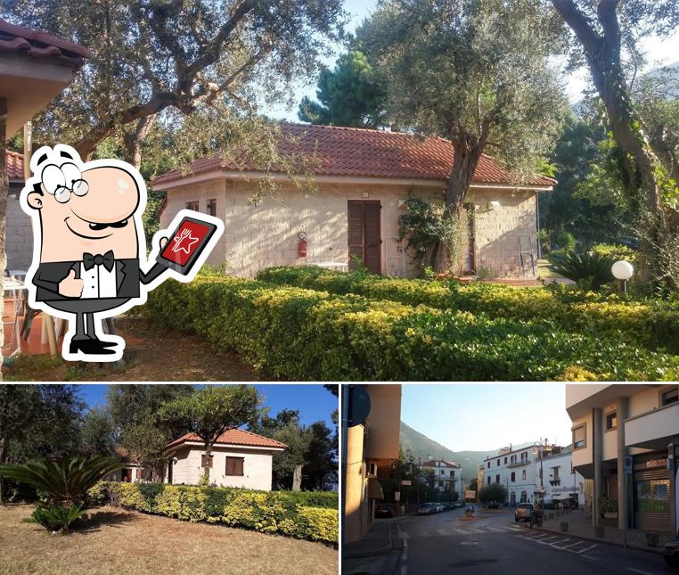 Puoi goderti l'aria fresca da seduto all'esterno di Camping-villaggio Bluegreen