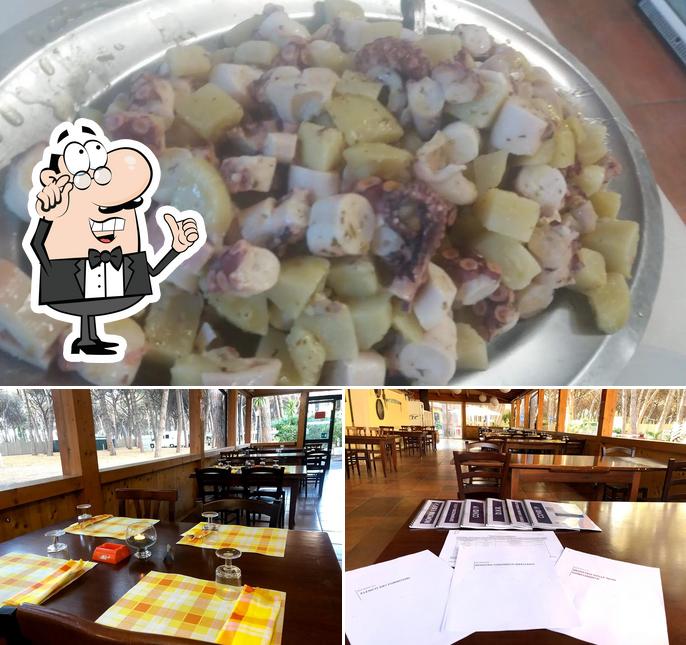 La interni e cibo del ristorante