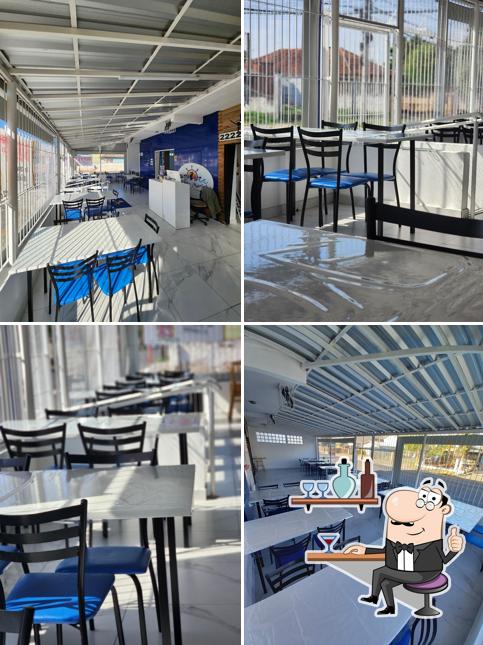 Sente em uma das mesas no Family Food