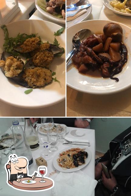 Questa è la foto che presenta la cibo e tavolo da pranzo di Friggitoria La Paranza