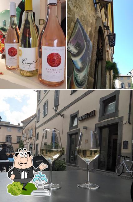 Questa è la foto che mostra la esterno e vino di Blue Bar