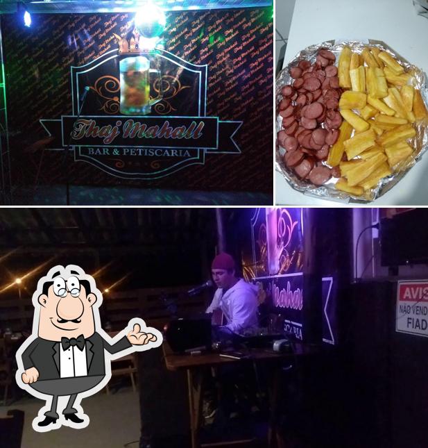 Sente em uma das mesas no LANCHONETE E PIZZARIA THAJ MAHALL