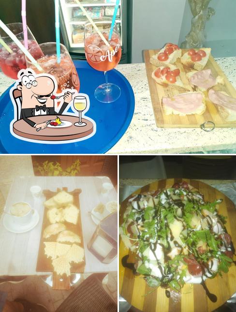 Dai un’occhiata alla foto che mostra la cibo e alcol di Roast & Bar Sharon