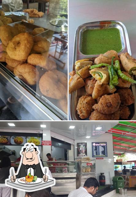 The image of food and interior at Shriram Vadapaav