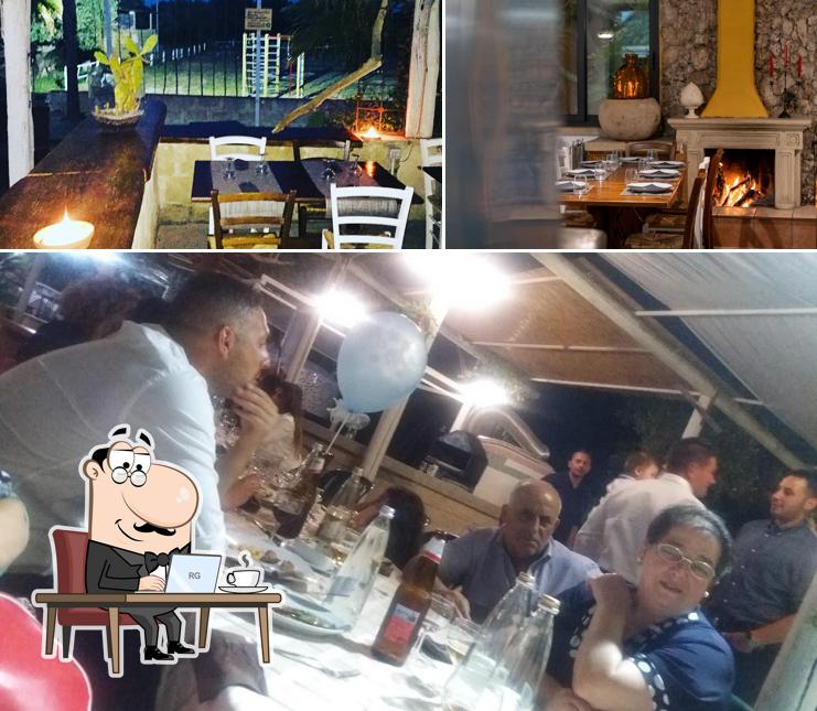 Siediti a un tavolo di Li Mori