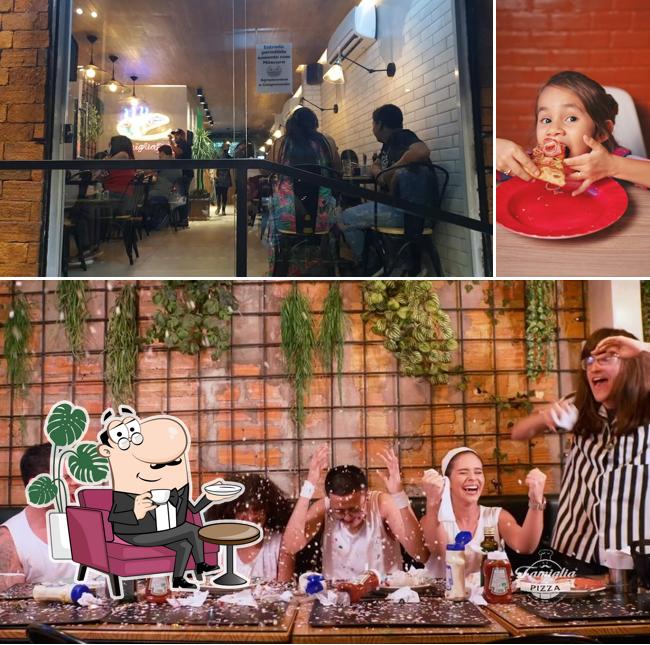 Veja imagens do interior do Famiglia da Pizza
