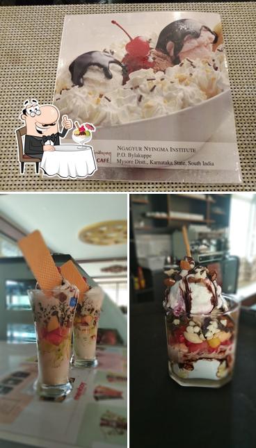 Zhitsho Café offers a selection of desserts