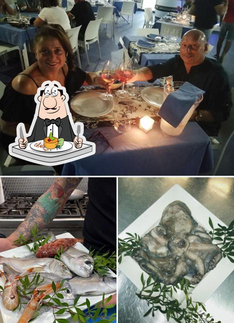 Dai un’occhiata alla foto che raffigura la cibo e interni di Armonia del mare