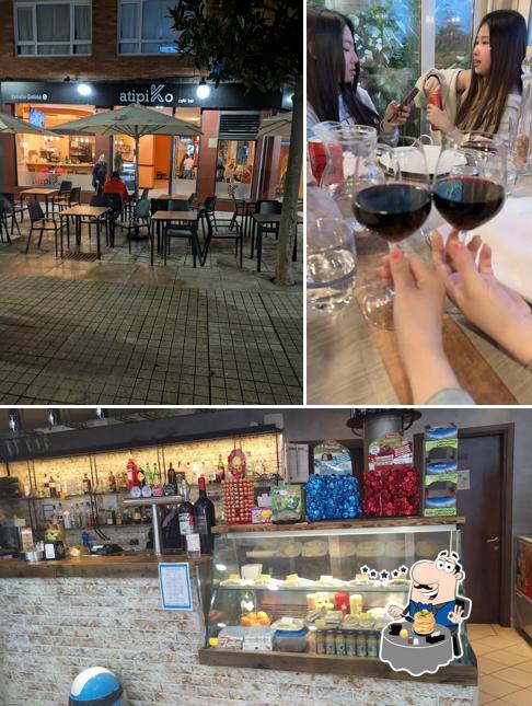 Dai un’occhiata alla immagine che raffigura la cibo e interni di Bar LeChic