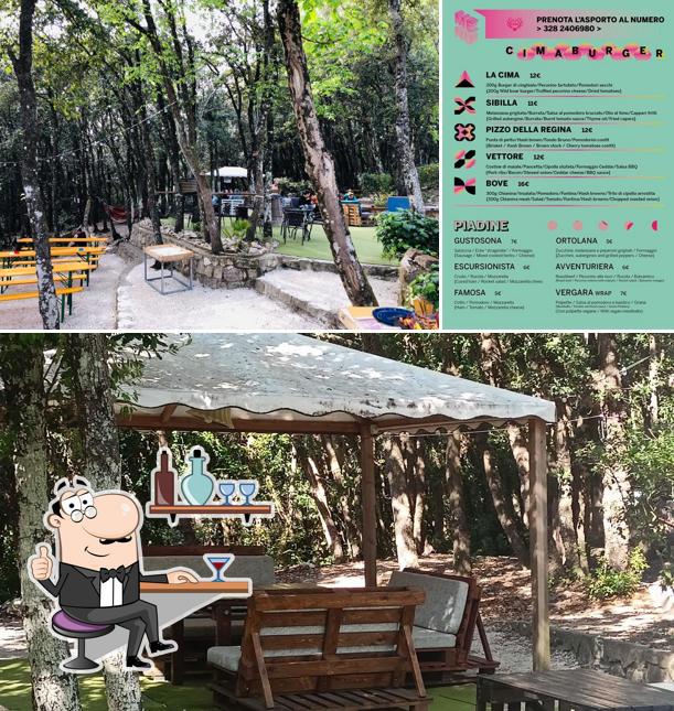 Siediti a un tavolo di La Cima Summer Pub