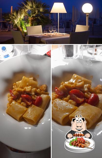 Terrazza Parioli Jesolo Lido si caratterizza per la cibo e tavolo da pranzo