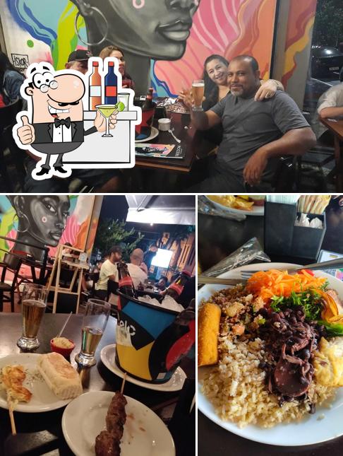 Entre diferentes coisas, balcão de bar e comida podem ser encontrados no FREEDOM Kitchen & Bar