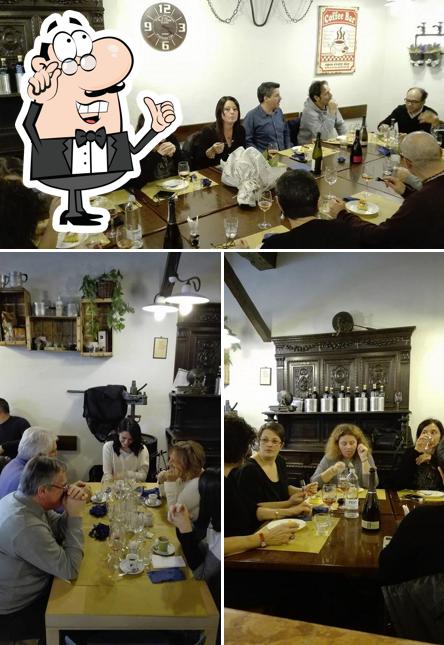 Dai un'occhiata agli interni di La Rocca Caffè