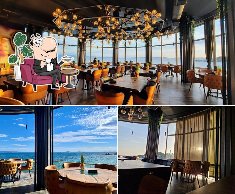 Siediti a un tavolo di Tortuga Grill & Pub