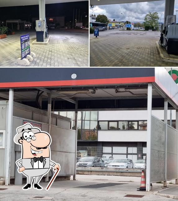 Goditi la vista dall'area esterna di Bar Q8 Fabriano