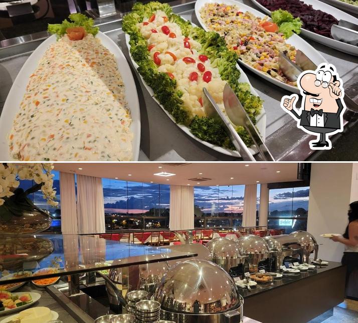 Sente em uma das mesas no Fidele Churrascaria