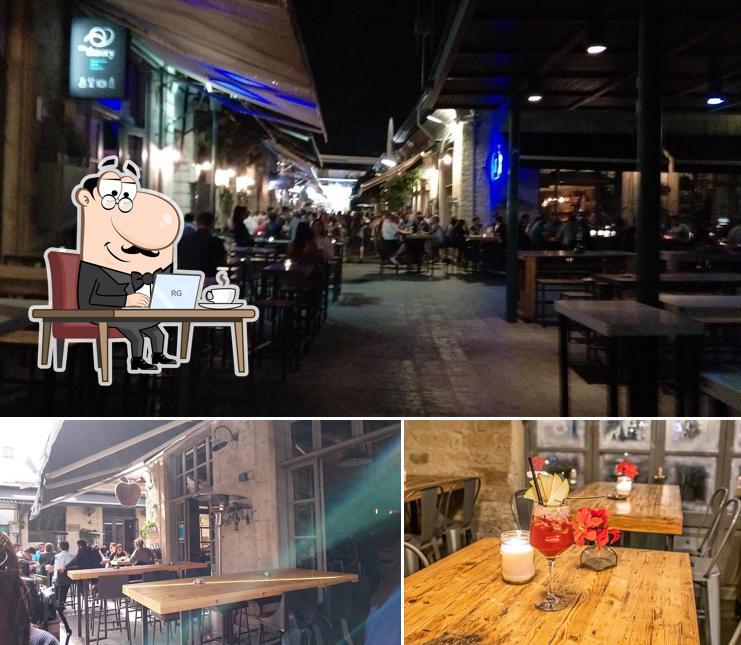 Découvrez l'intérieur de Blue Apple Bar & Grill
