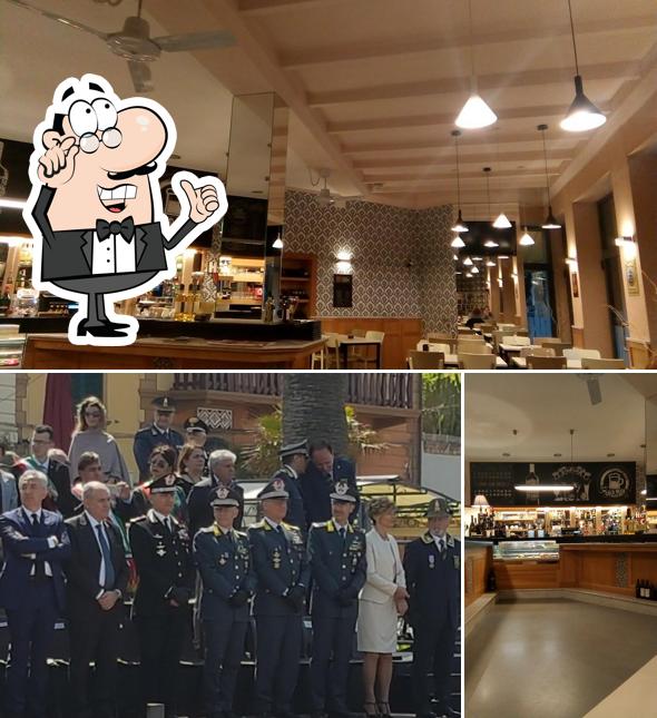 Dai un'occhiata agli interni di Café du Port