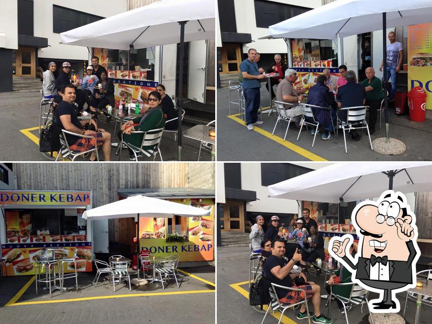 Siediti a un tavolo di Doner Kebab St.Moritz