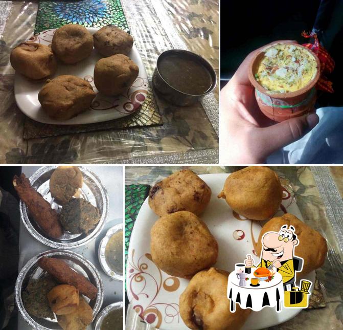 Food at Khandani Pakode Wala