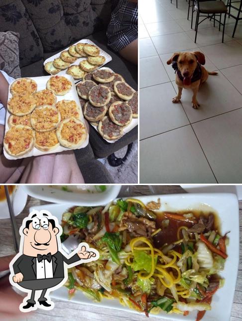 Esta é a foto mostrando interior e comida no Esfiharia Sukkii