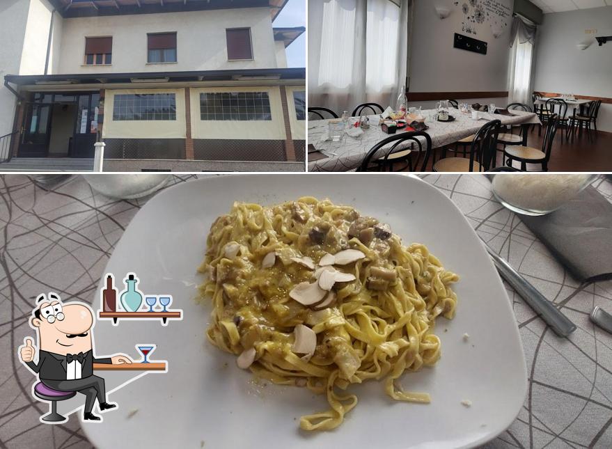 Dai un’occhiata alla foto che presenta la interni e cibo di Trattoria il Portichetto da Adriana
