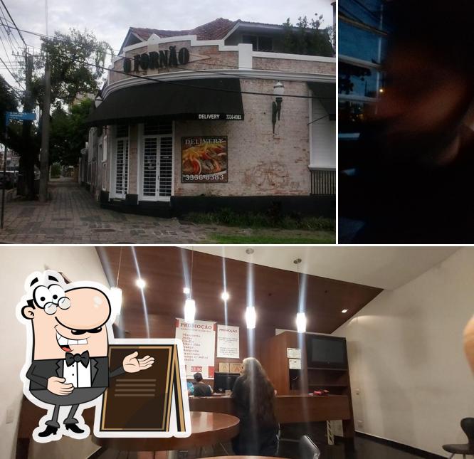 A O Fornão Pizzaria se destaca pelo exterior e interior