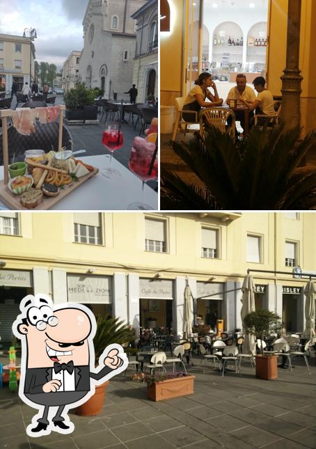 Siediti a un tavolo di Caffè dei Portici