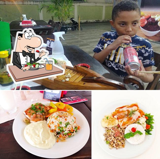 A comida e mesa de jantar do restaurante