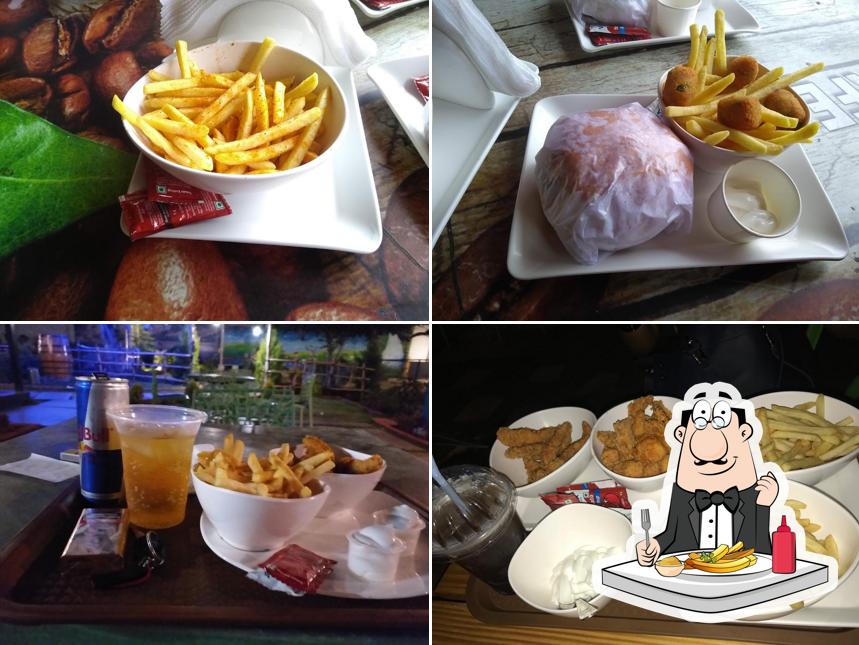 Order French fries at Nyt Café 24/7