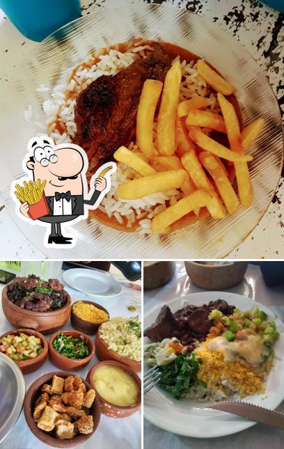 Peça batatas fritas no Feijoada da Naza