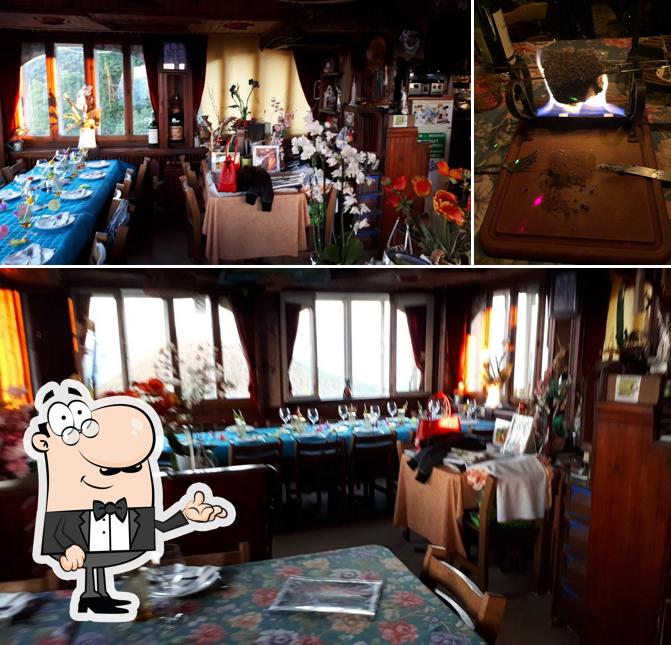 Installez-vous à l'une des tables de Restaurant du Chalet de la Croix