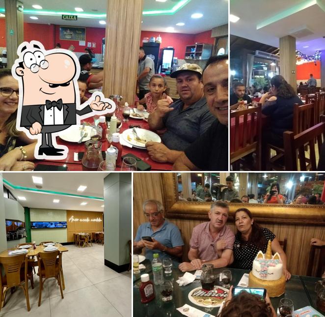 Sente em uma das mesas no Márcio Pizzaria