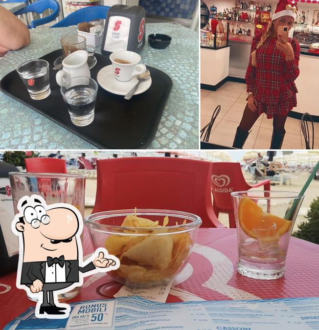 Dai un'occhiata agli interni di Bar Valentina
