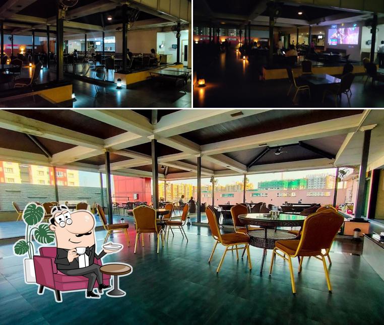 Check out how Skyyee Bar looks inside