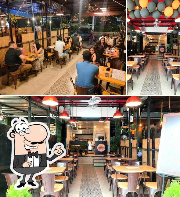 The interior of Martinz Pizza