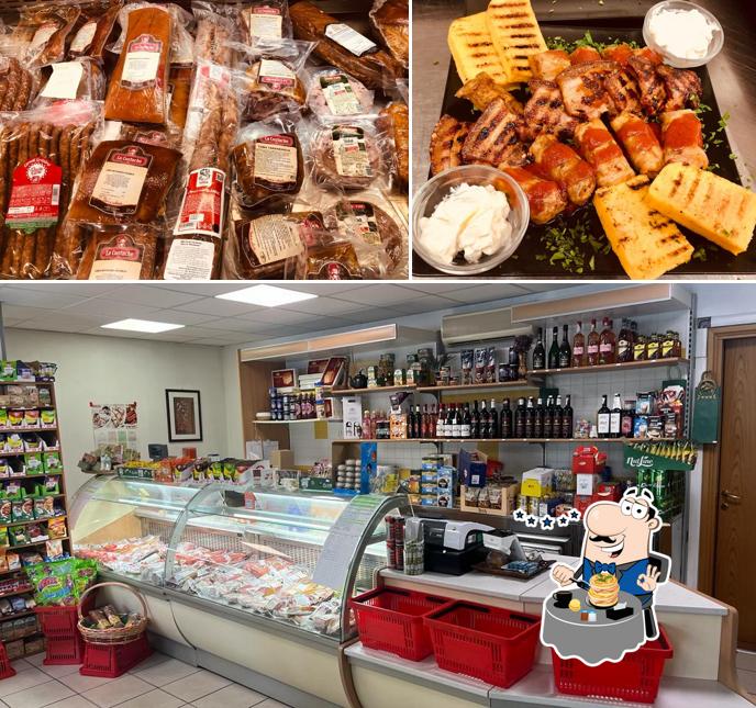Cibo al Magazin Romanesc - Okra.Cafe Bar, Tavola Calda, Prodotti tipici Rumeni e del Est Europa