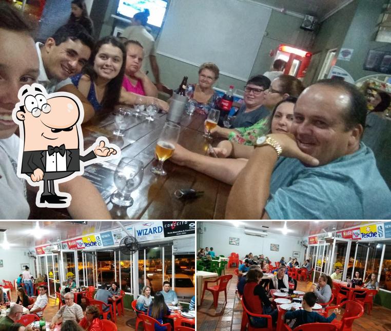 Sente em uma das mesas no Eba Eba - Restaurante e Pizzaria