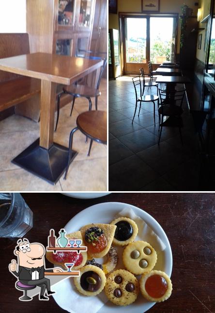 Questa è la foto che raffigura la interni e cibo di Bar Il Caffe in Piazza