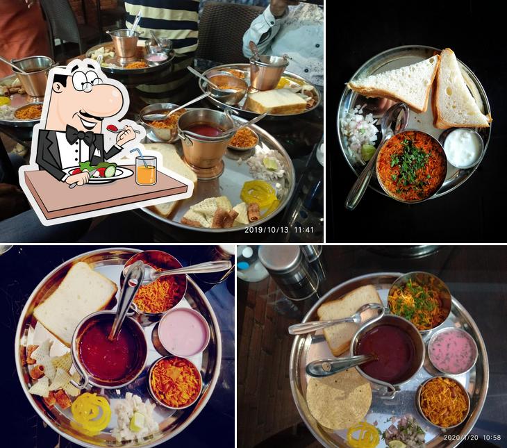Food at Kolhapuri Shahi misal (कोल्हापूरी शाही मिसळ)