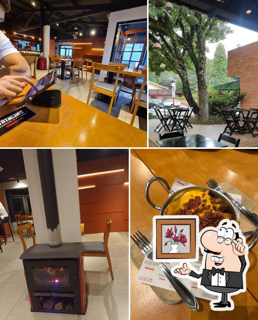 Sente em uma das mesas no Guinchos Burger e Assados Brazilian BBQ