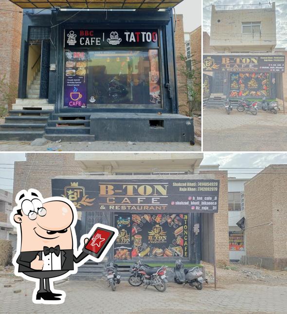 The exterior of B-TONE CAFE