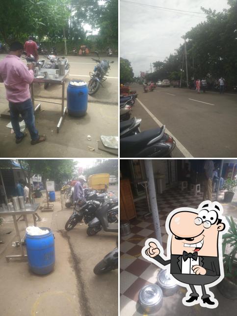 Check out how Vinayaka Tiffin Center looks outside