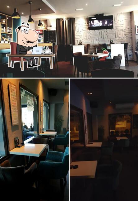 Siediti a un tavolo di block Bar