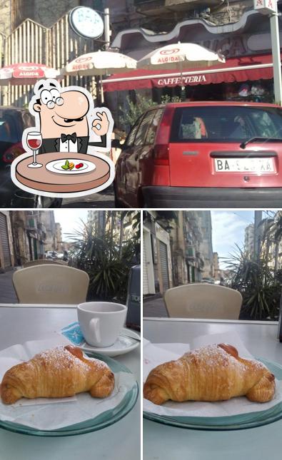 Tra le varie cose da Bar De Luca si possono trovare la cibo e esterno
