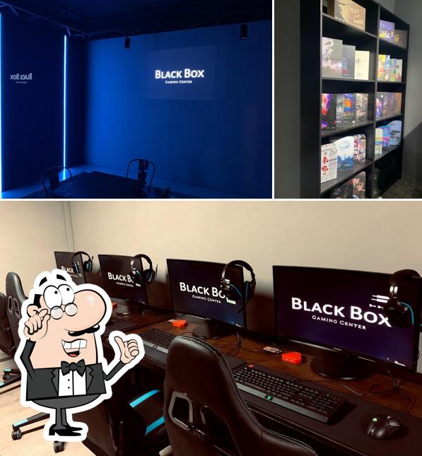 Dai un'occhiata agli interni di Black Box Gaming Center