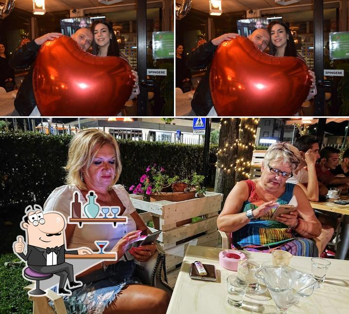 Dai un'occhiata agli interni di Garden Bar