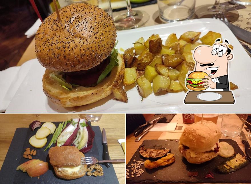 Prova uno dei tipi di hamburger serviti a Famù Bistrò