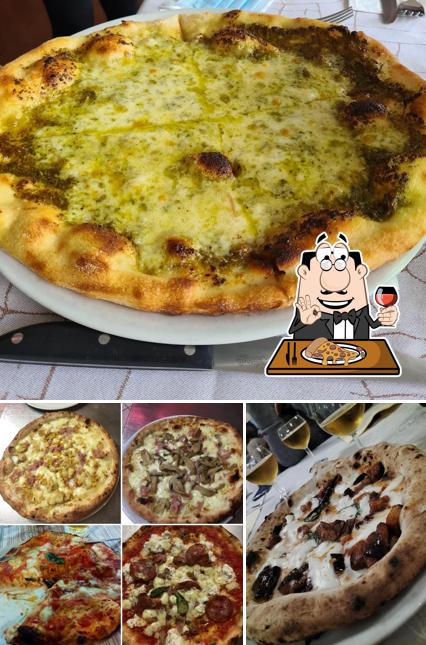 A Pizzeria "La Fiorente", puoi provare una bella pizza